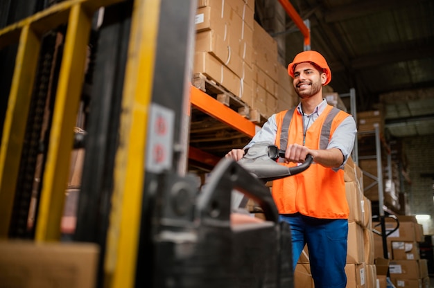 Uomo in equipaggiamento di sicurezza sul lavoro