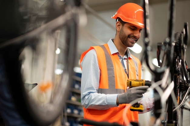 Uomo in equipaggiamento di sicurezza sul lavoro