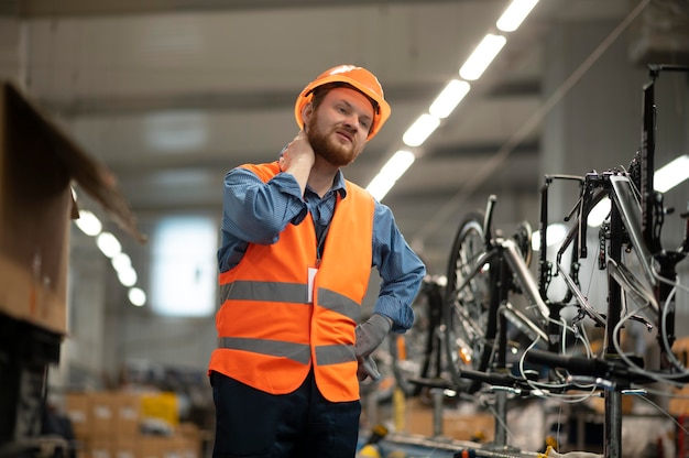 Uomo in equipaggiamento di sicurezza sul posto di lavoro