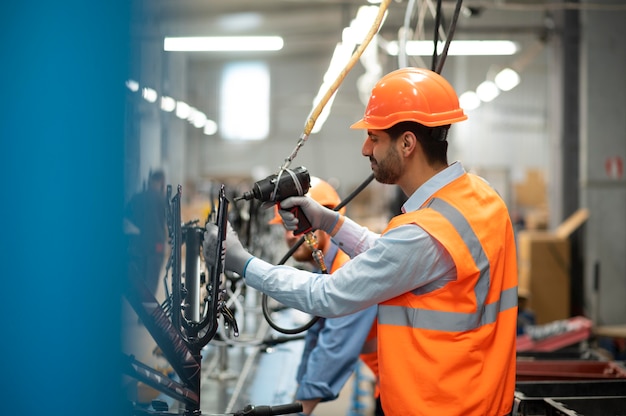 Uomo in equipaggiamento di sicurezza sul posto di lavoro