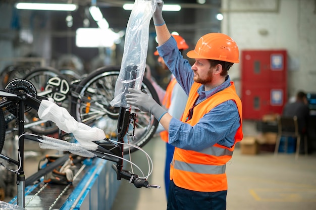 Uomo in equipaggiamento di sicurezza sul posto di lavoro