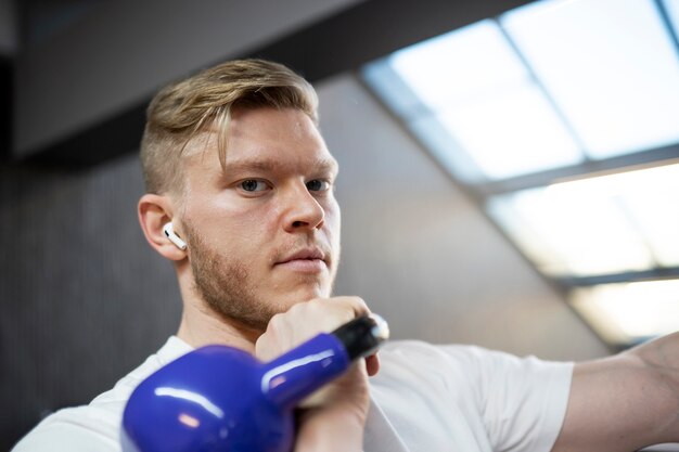 Uomo in forma che lavora con kettlebell