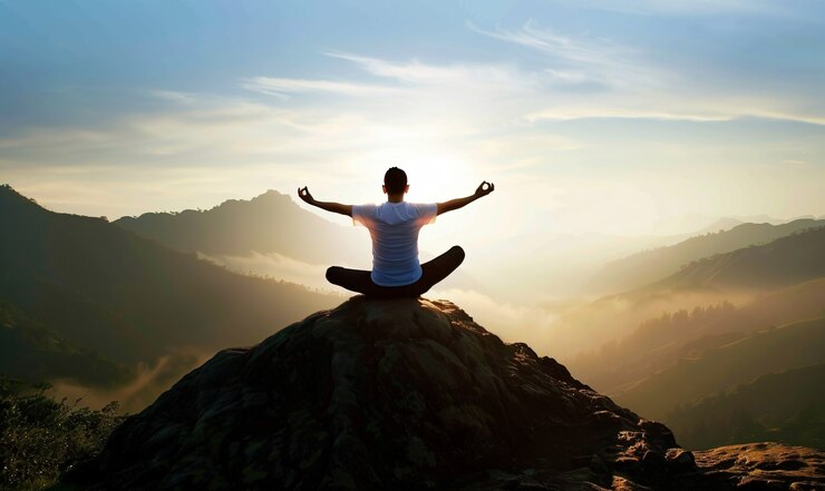 Foto gratuito uomo in forma che pratica yoga