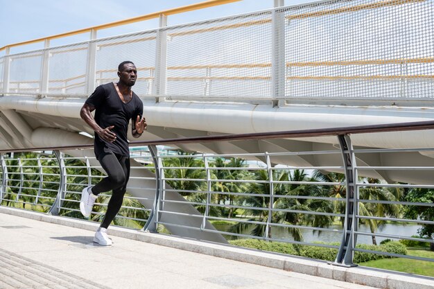 Uomo in forma di colpo pieno che corre all'aperto