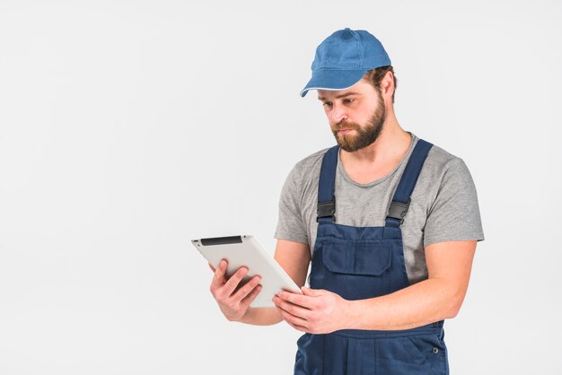 Uomo in generale con il tablet