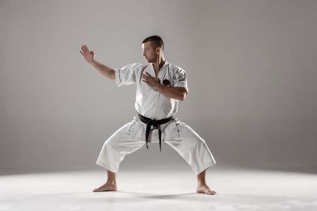 Uomo in kimono bianco allenamento karate