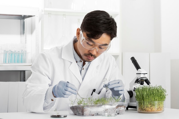 Uomo in laboratorio che fa esperimenti sul germoglio