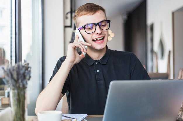 Uomo in nero parla al telefono