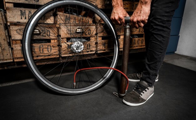 Uomo in officina che crea bici