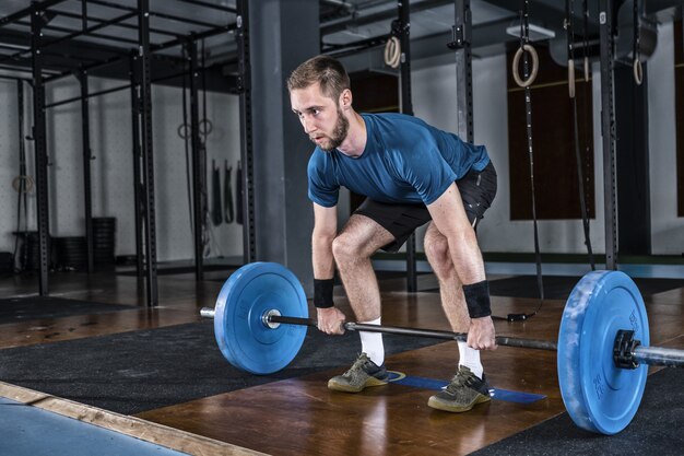 Uomo in palestra. Sollevamento pesi