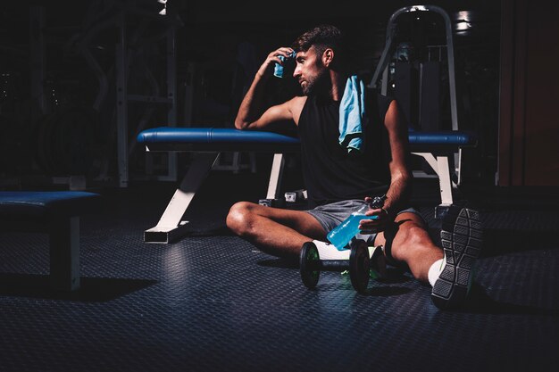 Uomo in palestra