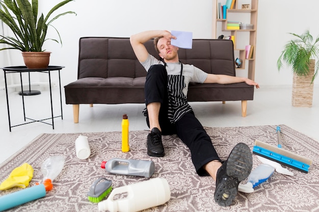 Uomo in pausa dalla pulizia della casa