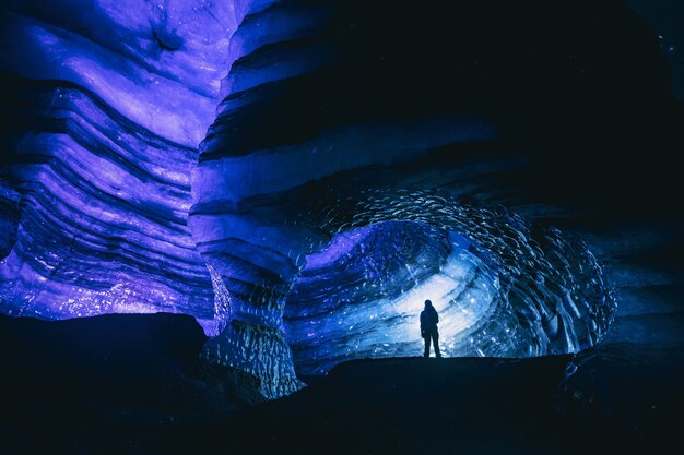 Uomo in piedi all'interno della grotta