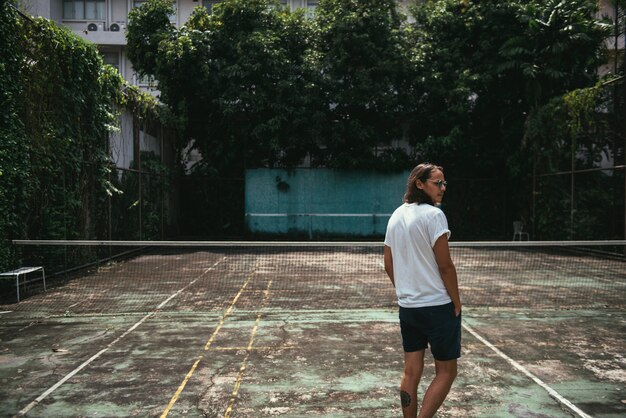 Uomo in piedi in un campo da tennis