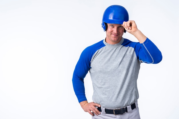 Uomo in posa con cappello da baseball