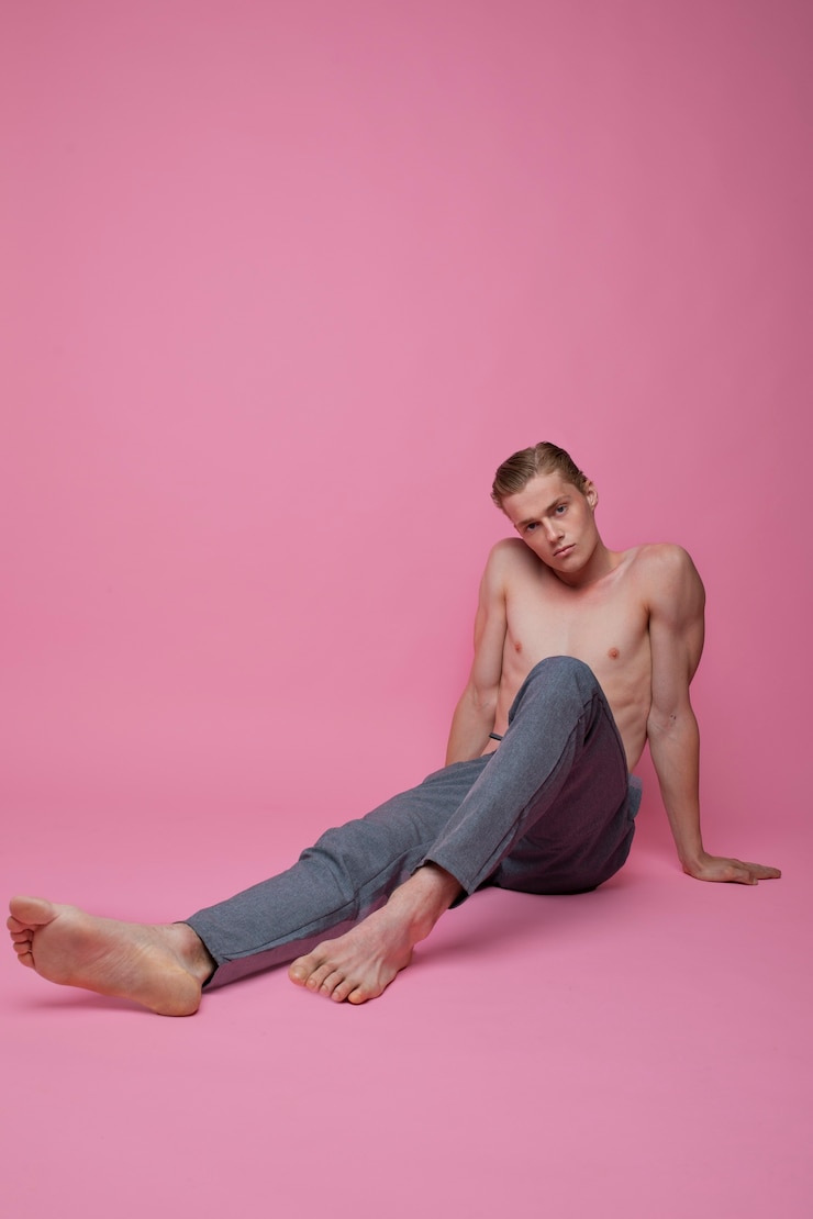 Foto gratuito uomo in posa con sfondo rosa