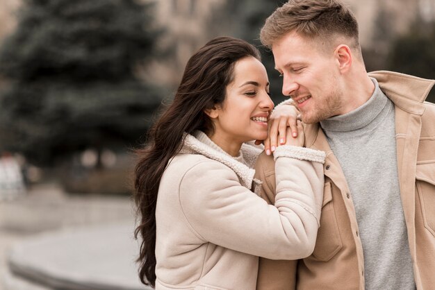 Uomo in posa con una bella donna