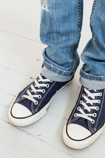 Uomo in scarpe da ginnastica