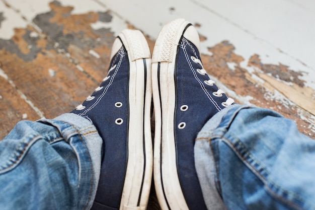 Uomo in scarpe da ginnastica