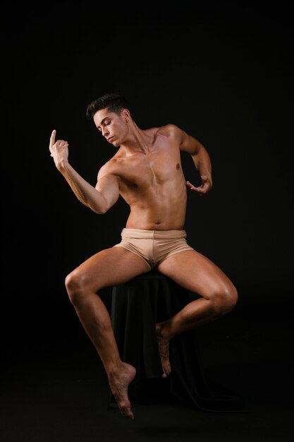 Uomo in sedia che si muove flessibile nella posizione di danza