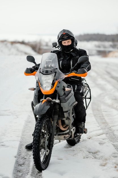 Uomo in sella a moto il giorno d'inverno