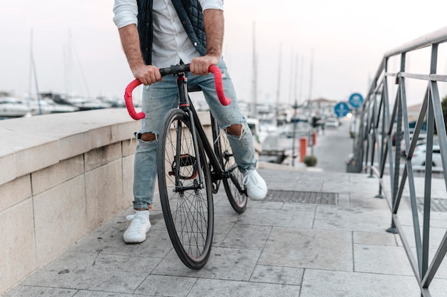 Uomo in sella a una bicicletta in città