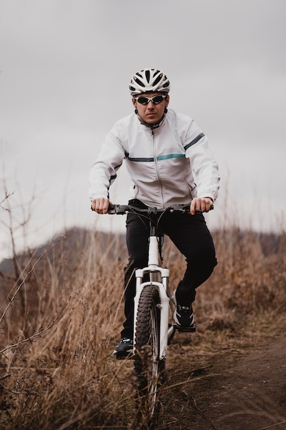 Uomo in sella a una mountain bike