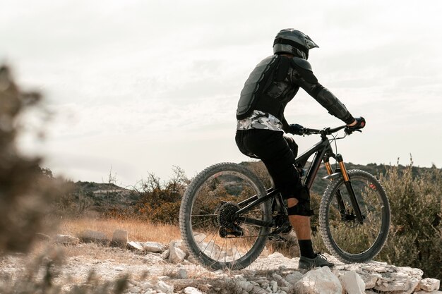 Uomo in sella a una mountain bike