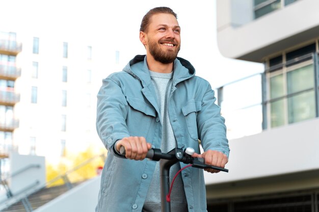 Uomo in sella a uno scooter all'aperto