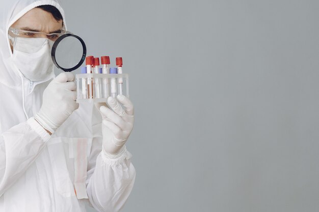 Uomo in tuta protettiva e occhiali lavorando presso il laboratorio