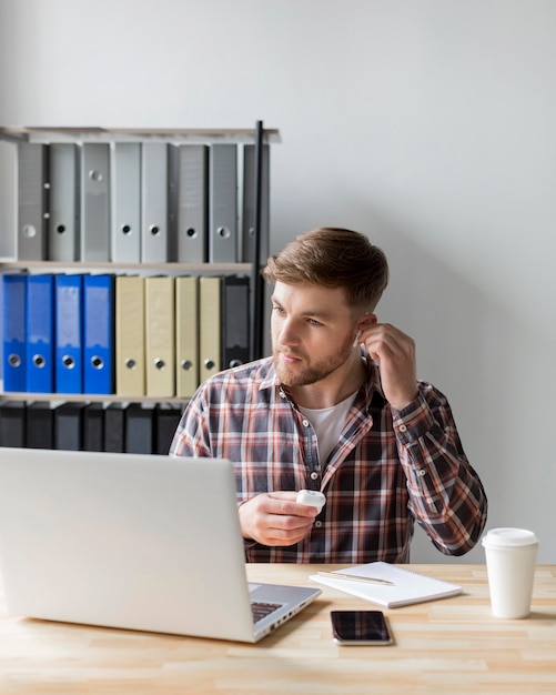 Uomo in ufficio con il portatile