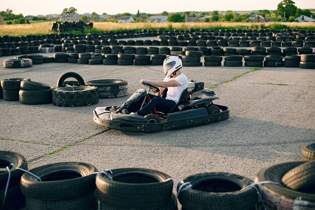 Uomo in un circuito di kart con una macchina