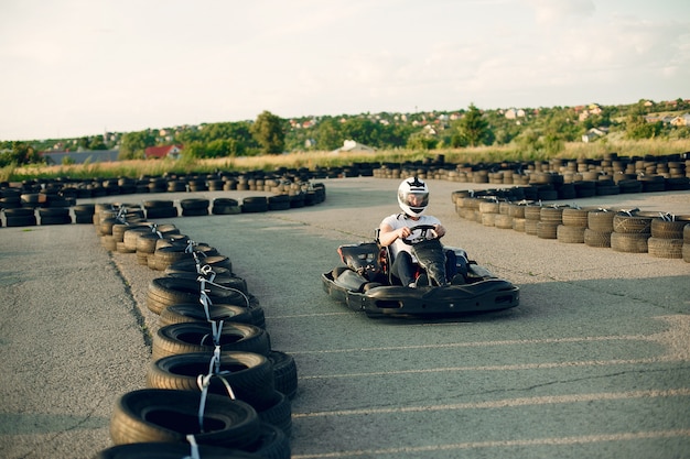 Uomo in un circuito di kart con una macchina