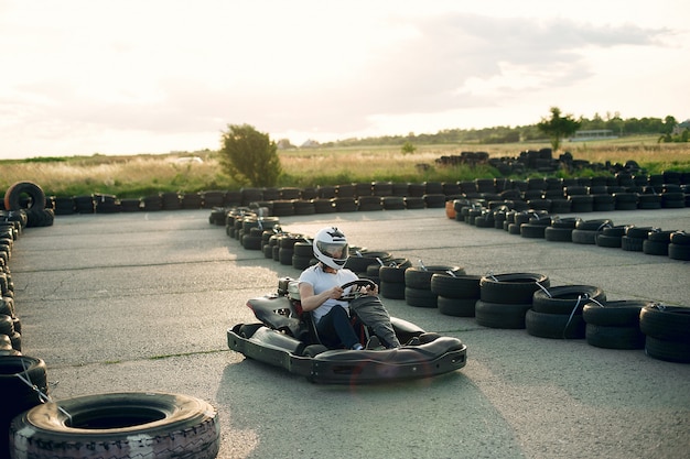 Uomo in un circuito di kart con una macchina