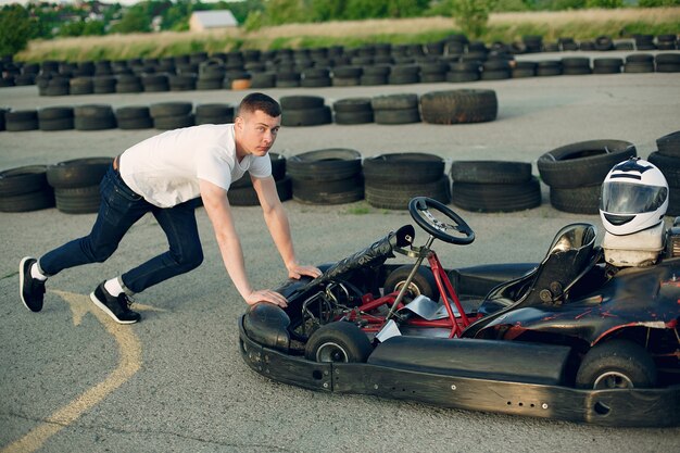 Uomo in un circuito di kart con una macchina