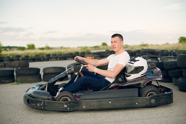 Uomo in un circuito di kart con una macchina