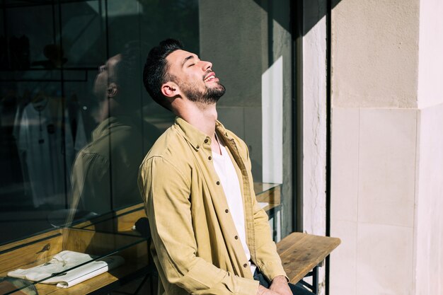 Uomo in un negozio di bici urbana