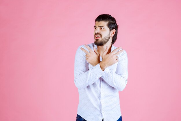 Uomo in una camicia bianca che indica entrambi i lati.