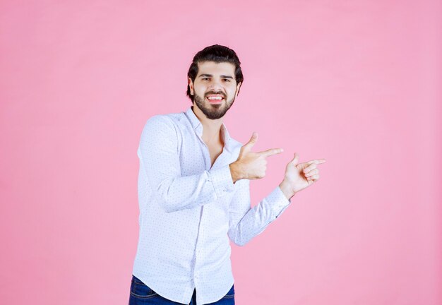 Uomo in una camicia bianca che mostra il lato destro con le emozioni.