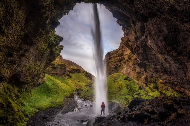 uomo in una grotta nella foresta pluviale