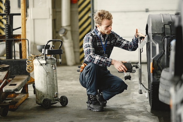 Uomo in uniforme. Riparazione di camion. Malfunzionamento dell'auto