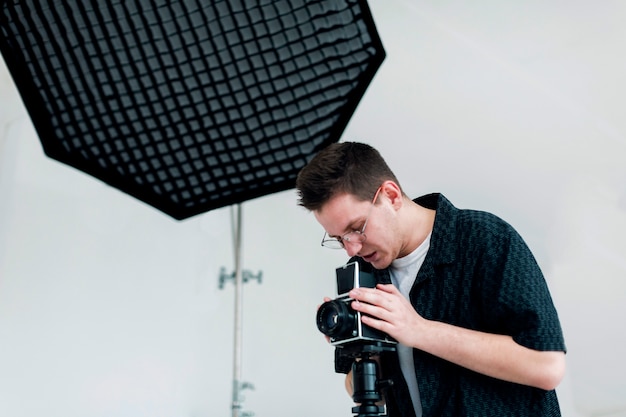 Uomo in uno studio che lavora sulla sua passione