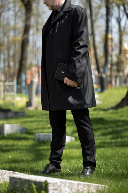 Uomo in visita al cimitero