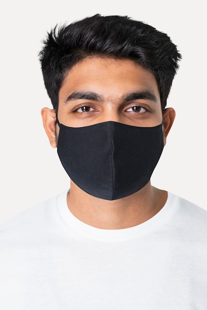 Uomo indiano in maschera nera nuovo ritratto in studio di moda normale