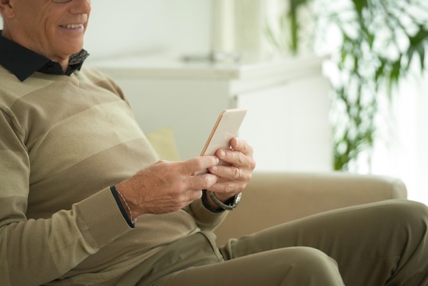 Uomo invecchiato con lo smartphone