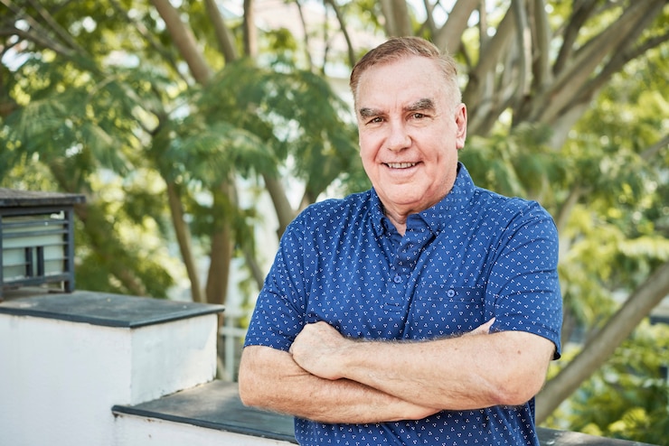 Foto gratuito uomo invecchiato positivo