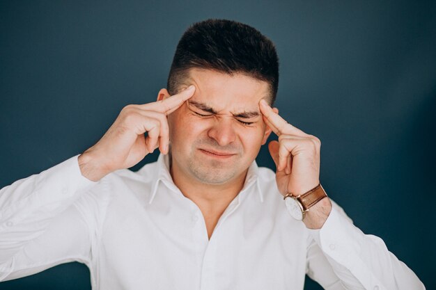 Uomo isolato mostrando emozioni facciali