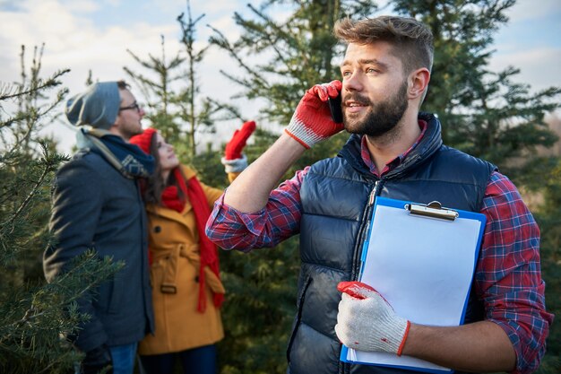 Uomo laborioso al suo lavoro