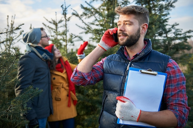 Uomo laborioso al suo lavoro