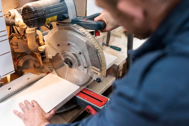 Uomo laborioso che fa il suo lavoro in una falegnameria